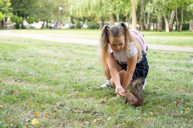 Foto vista laterale di una giovane donna seduta sul campo