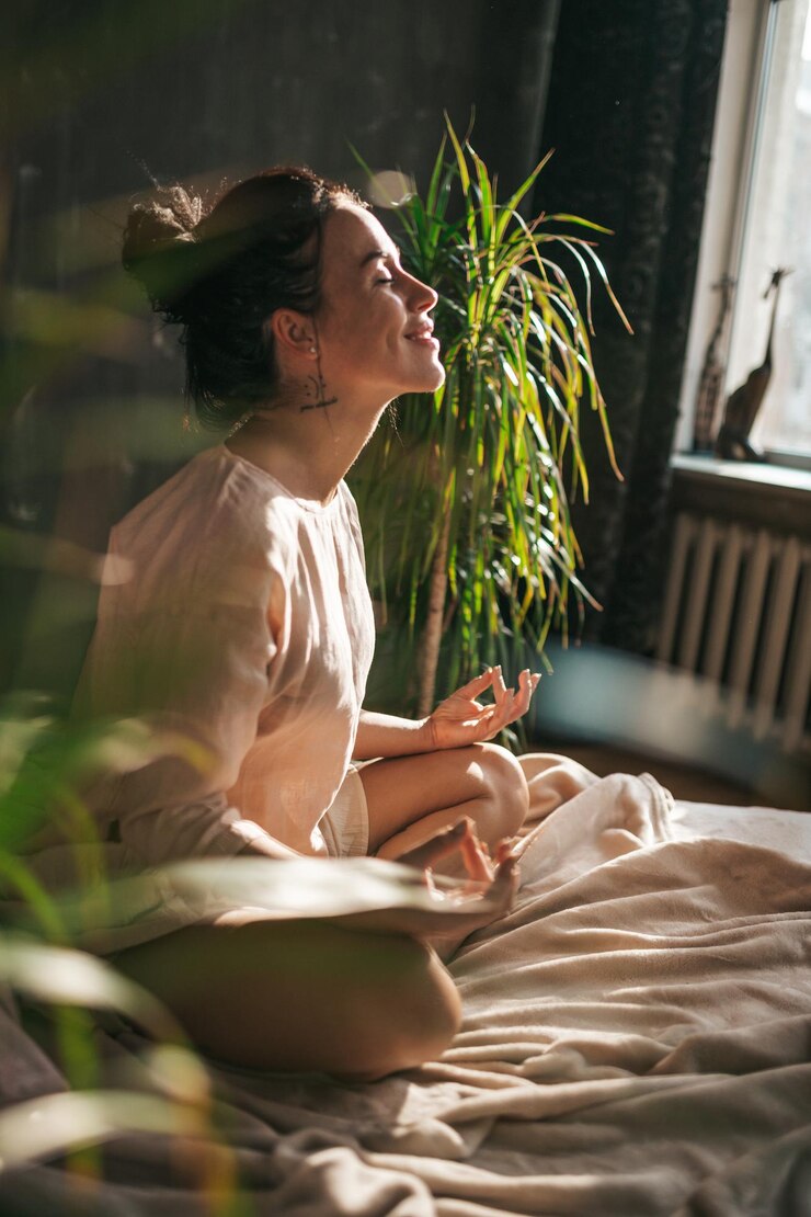 Photo side view of young woman sitting outdoors