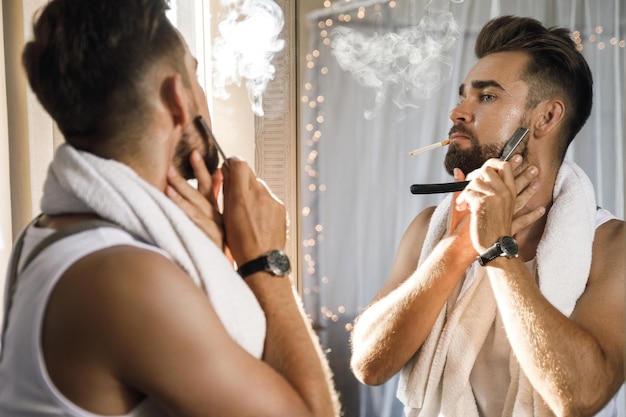 Foto vista laterale di una giovane donna che fuma