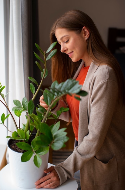 Photo side view young woman spending time at home