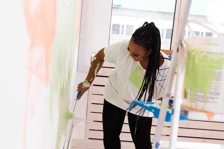 Photo side view of young woman standing against wall