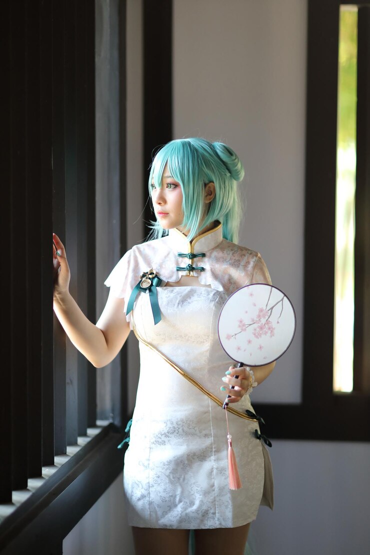 Photo side view of young woman standing against wall