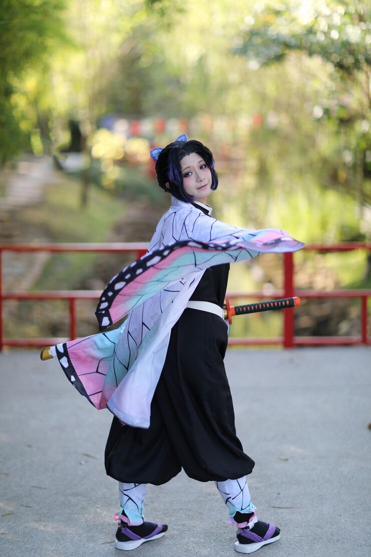 Photo side view of young woman standing on field