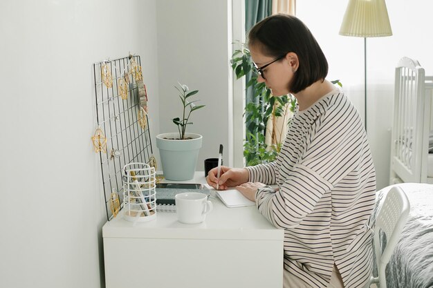 Photo side view of young woman standing at home