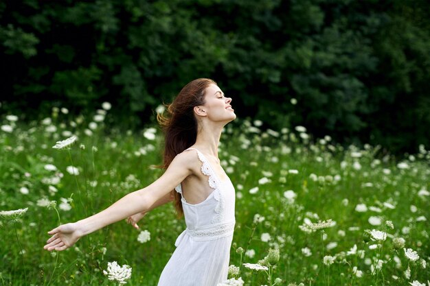 Foto vista laterale di una giovane donna in piedi all'aperto