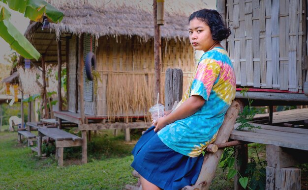 Photo side view of young woman standing in park