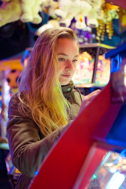 Photo side view of young woman in store