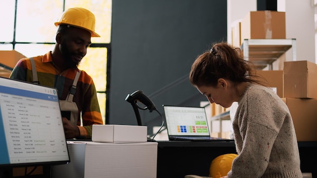 Photo side view of young woman using laptop while sitting in office