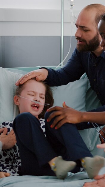 Foto vista laterale di una giovane donna che usa il cellulare mentre è seduta a casa