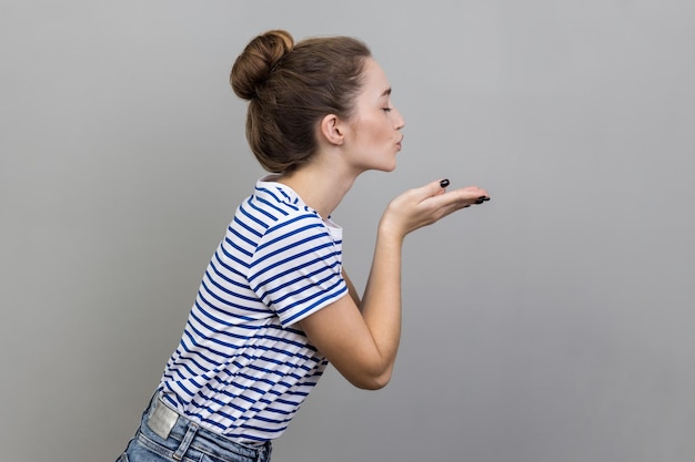 Photo side view of young woman using mobile phone