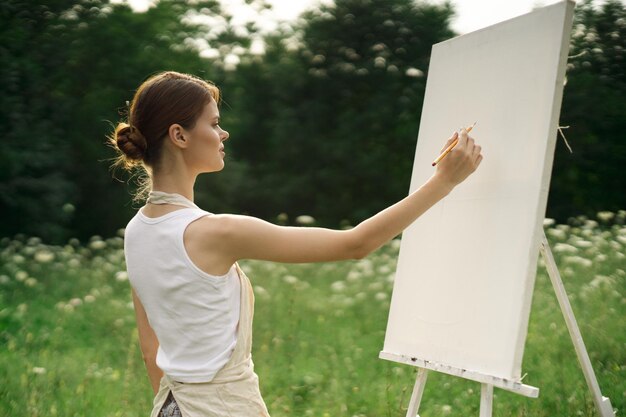 Photo side view of young woman using mobile phone