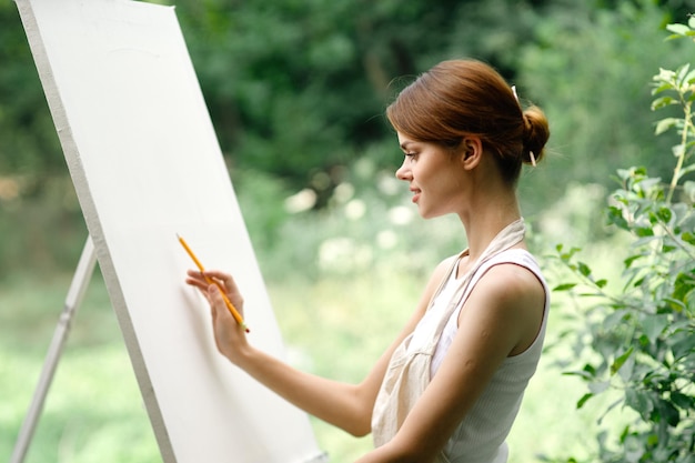 Photo side view of young woman using mobile phone