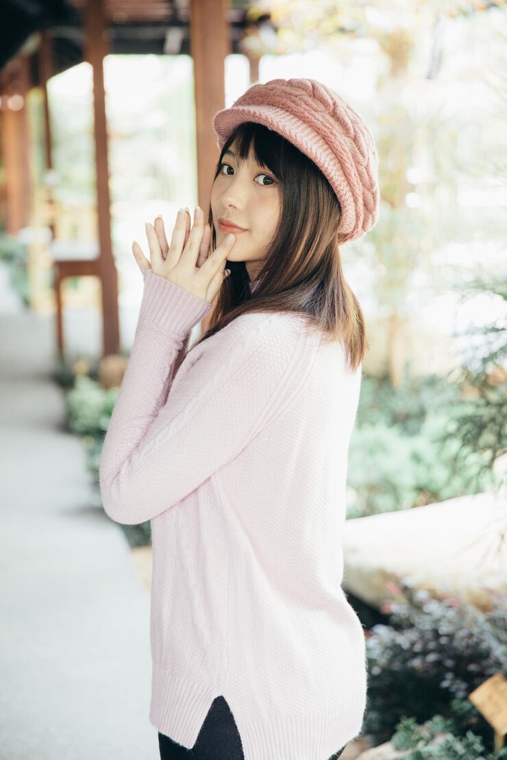 Photo 帽子をかぶった若い女性のサイドビュー