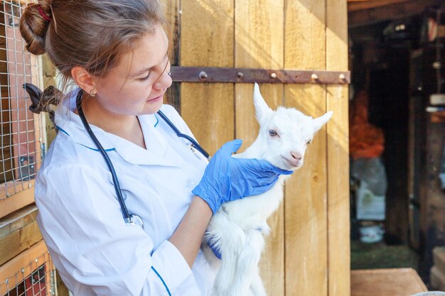 Foto vista laterale di una giovane donna con un cane