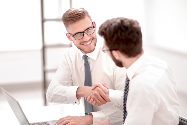 Foto dipendenti che osservano lateralmente si stringono la mano