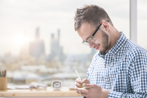 Photo sideview of young man taking notes