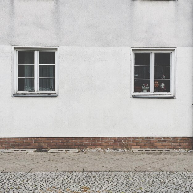 Photo sidewalk against building