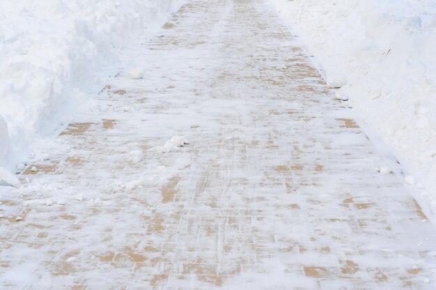 雪が降った後、歩道は片付けられた。地方自治体による除雪