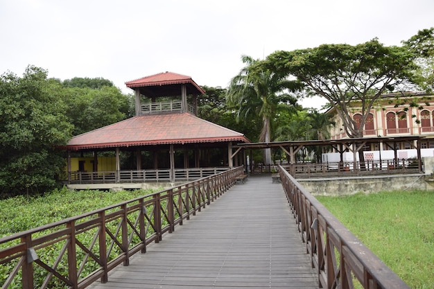 グアヤキルエクアドルの歴史公園の桟橋への歩道