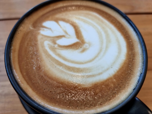 Боковой магазин кофе крупным планом горячий латте арт кофе фон