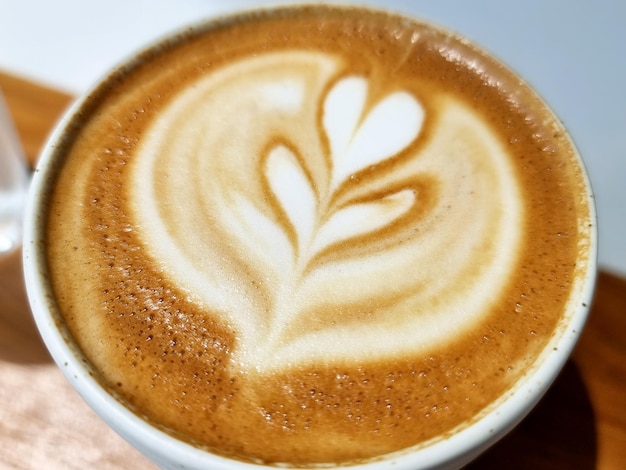 Sideway winkel koffie close-up hete latte art koffie achtergrond