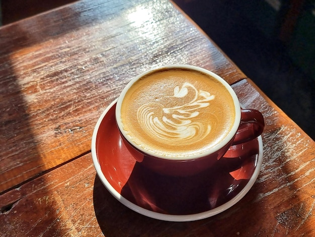 Foto sideway winkel koffie swan latte kunst koffie op de houten tafel