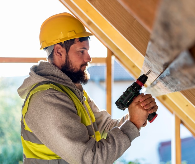 Photo sideways man working on roof