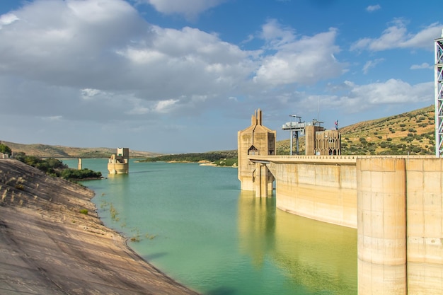 Плотина Сиди-Салем – впечатляющая система управления водными ресурсами в Бежа, Тунис.