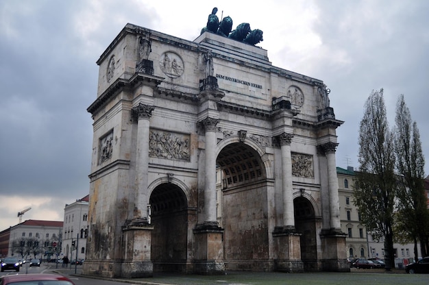 Siegestor Victory Gate ruïne oud standbeeld van Beieren en leeuw voor Duitse mensen en buitenlandse reizigers reizen bezoek op Ludwig Street Road in de hoofdstad van München op 16 november 2016 in Beieren, Duitsland