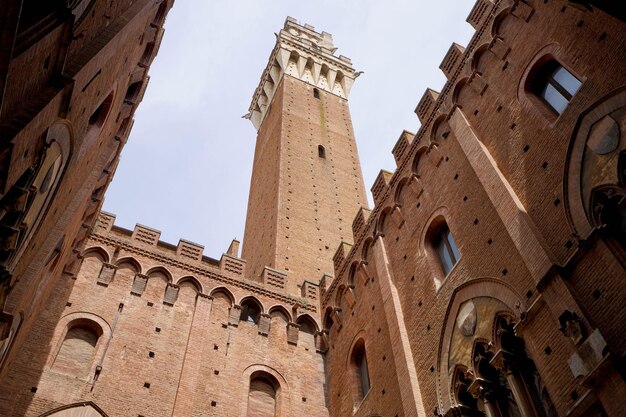 인상적인 타워 Torre del Mangia Siena Tuscany Italy가 있는 Palazzo Pubblico 안뜰에서 본 시에나 시청