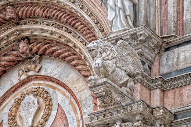 Photo siena dome cathedral external view detail of statue winged lion