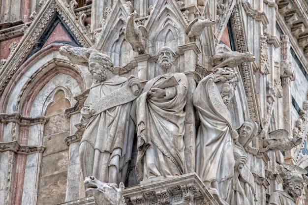 Photo siena dome cathedral external view detail of statue