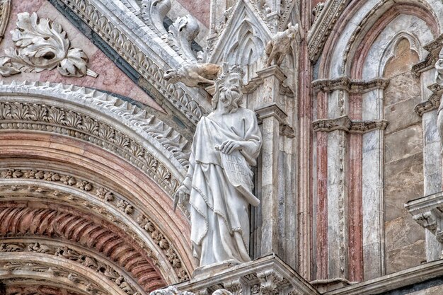 Photo siena dome cathedral external view detail of statue