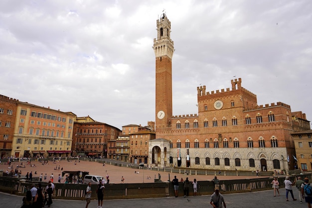 SIENA ITALIË 22 JUNI 2022 Palazzo Pubblico-paleis en Torre del Mangia-toren in het historische centrum van Siena bij zonsondergang Toscane Italië