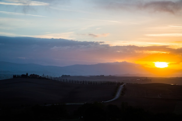 Siena, Italië-20 oktober 2016:Toscane landschap platteland in de ochtend. Prachtig veld natuurweergave in Italië.