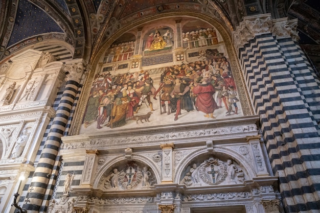 Siena, Italië - 28 juni, 2018: Panoramisch uitzicht op het interieur van de kathedraal van Siena (Duomo di Siena) is een middeleeuwse kerk in Siena, gewijd vanaf de vroegste dagen als een rooms-katholieke Mariakerk