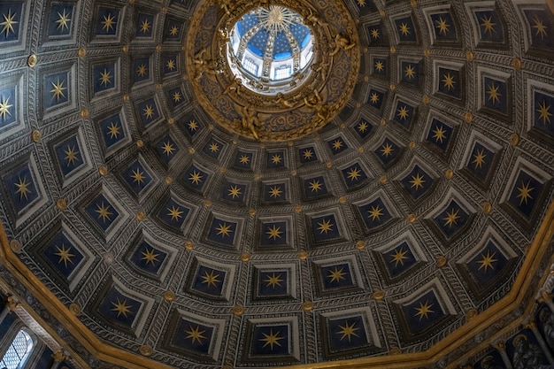 Siena, Italië - 28 juni, 2018: Panoramisch uitzicht op het interieur van de kathedraal van Siena (Duomo di Siena) is een middeleeuwse kerk in Siena, gewijd vanaf de vroegste dagen als een rooms-katholieke Mariakerk