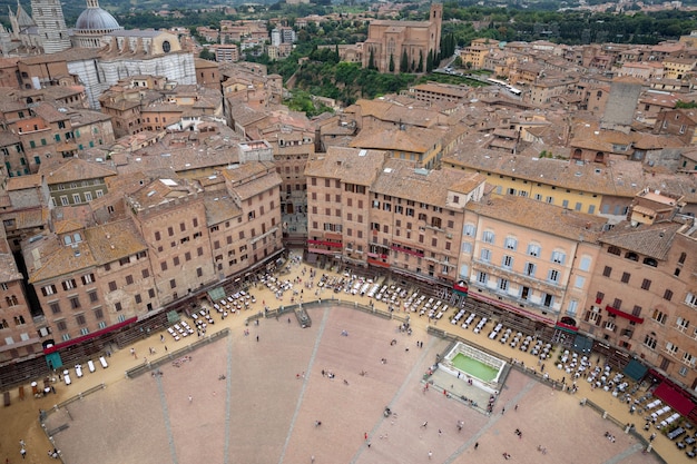 Siena, italië - 28 juni, 2018: panoramisch uitzicht op piazza del campo is de belangrijkste openbare ruimte van het historische centrum van siena vanaf torre del mangia is een toren in de stad