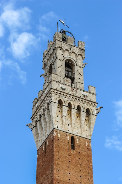 Siena, Italië Uitzicht op Torre del Mangia, beroemde toren op het belangrijkste plein van Siena (Piazza del Campo).