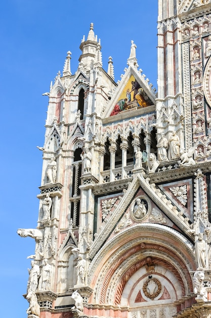 イタリア、シエナ晴れた日のシエナ大聖堂（Duomo di Siena）の美しい景色。