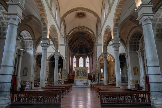 이탈리아 시에나 - 2018년 6월 28일: 투스카니 시에나 시에나 산 마르티노 테르조에 있는 로마 가톨릭 교회인 산타 마리아 데이 세르비 사 로마네스크 양식의 내부 전경