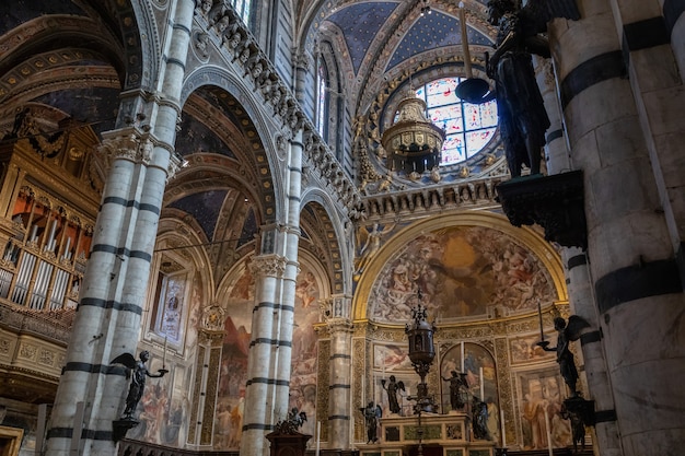 イタリア、シエナ-2018年6月28日：シエナ大聖堂（ドゥオーモディシエナ）の内部のパノラマビューは、ローマカトリックマリアン教会としての初期の頃から捧げられたシエナの中世の教会です