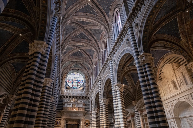 Сиена, Италия - 28 июня 2018: Панорамный вид на интерьер Сиенского собора (Duomo di Siena) - средневековая церковь в Сиене, посвященная с самых первых дней ее существования как римско-католическая церковь Марии