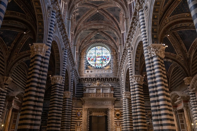 Сиена, Италия - 28 июня 2018: Панорамный вид на интерьер Сиенского собора (Duomo di Siena) - средневековая церковь в Сиене, посвященная с самых первых дней ее существования как римско-католическая церковь Марии