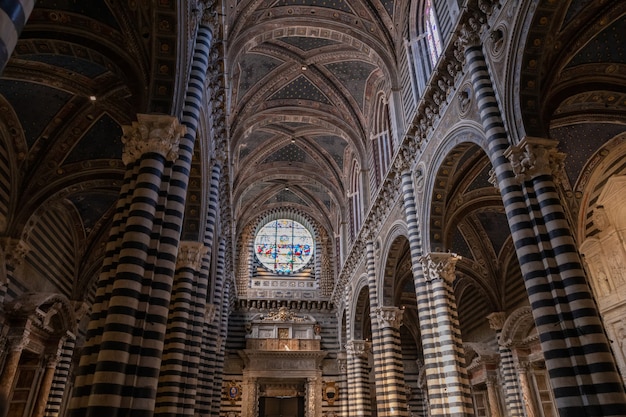 Сиена, Италия - 28 июня 2018: Панорамный вид на интерьер Сиенского собора (Duomo di Siena) - средневековая церковь в Сиене, посвященная с самых первых дней ее существования как римско-католическая церковь Марии