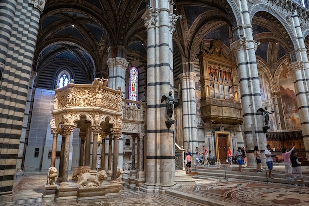 시에나, 이탈리아 - 2018년 6월 28일: 시에나 대성당(Duomo di Siena) 내부의 탁 트인 전망은 시에나의 중세 교회로, 초기부터 로마 가톨릭 마리아 교회로 헌납되었습니다.