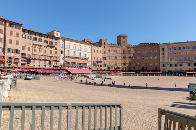 이탈리아 시에나 - 2018년 6월 28일: 캄포 광장(Piazza del Campo)의 탁 트인 전망은 투스카니 시에나(Siena)의 역사적 중심지의 주요 공공 공간이며 유럽에서 가장 위대한 중세 광장 중 하나로 간주됩니다.