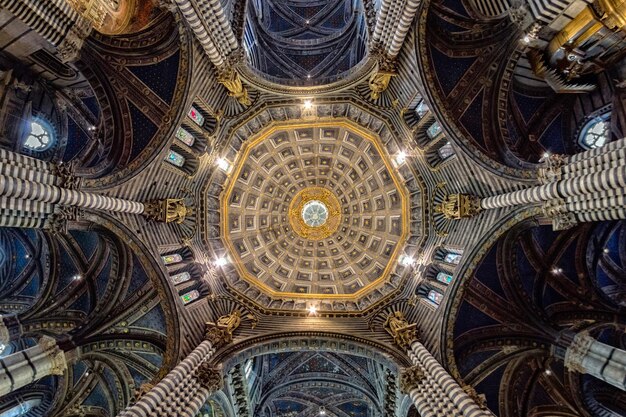 Siena koepel kathedraal binnen plafond weergave detail