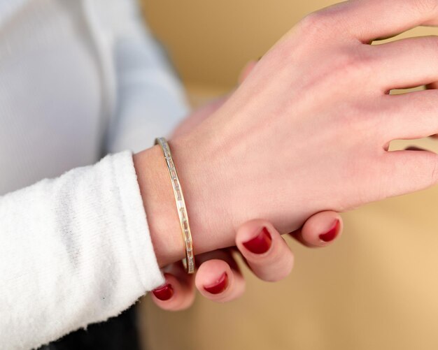 Sieraden armband op witte achtergrond