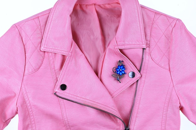 sieraden broche op roze kleding